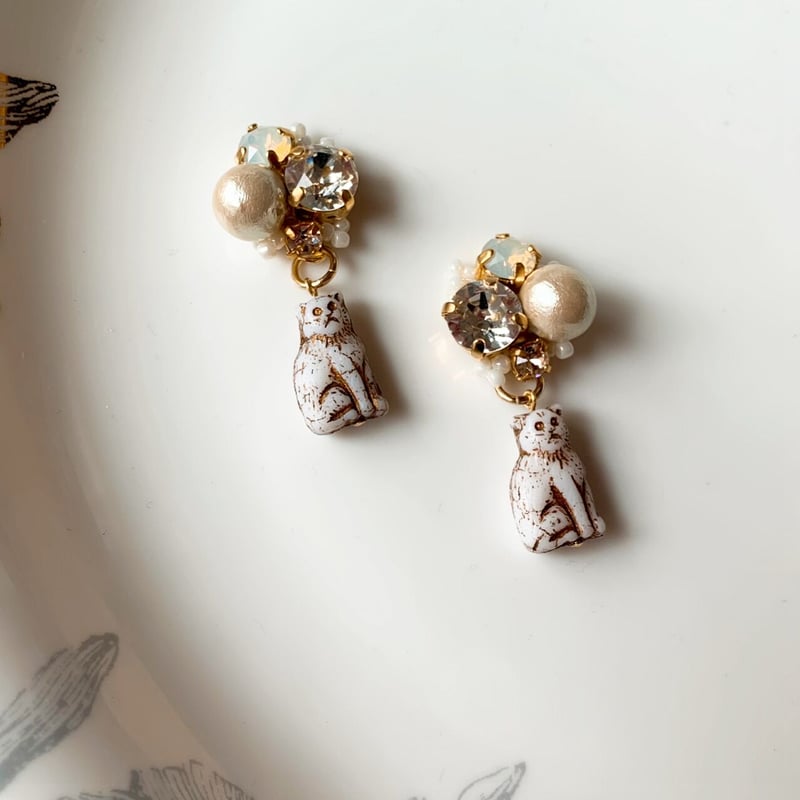 猫と宝石』コットンパールとスワロフスキーとチェコビーズの2wey