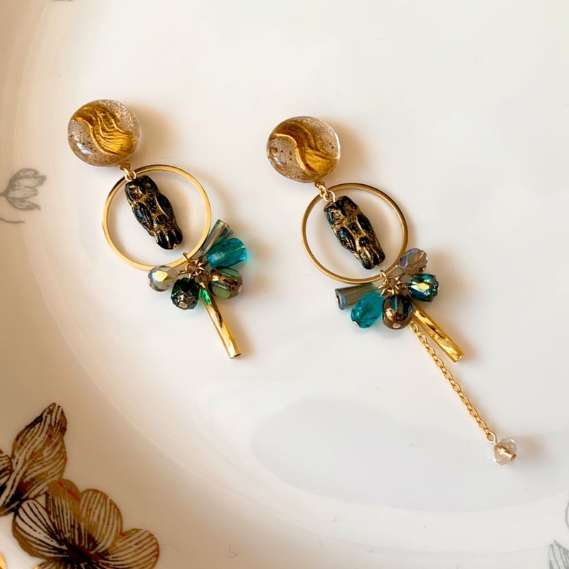 フクロウと魔法の輪』グリーン（ブラック×エメラルド）チェコビーズの