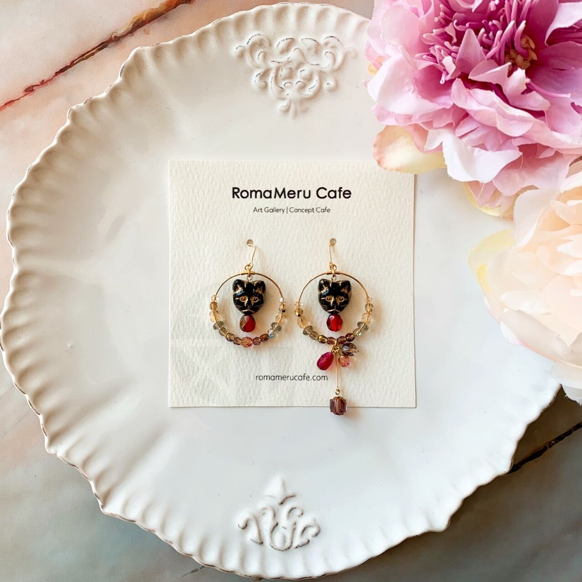 黒猫とシャンデリア』（レッド & パープル カラー）チェコビーズの