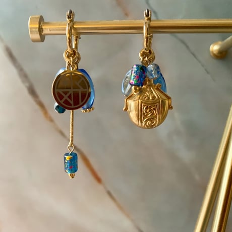 『one of a kind 〜Czech beads〜 (blue)』チェコビーズ 一点物 カスタマイズ チャーム ピアス/イヤリング (ブルー,ライトブルー)