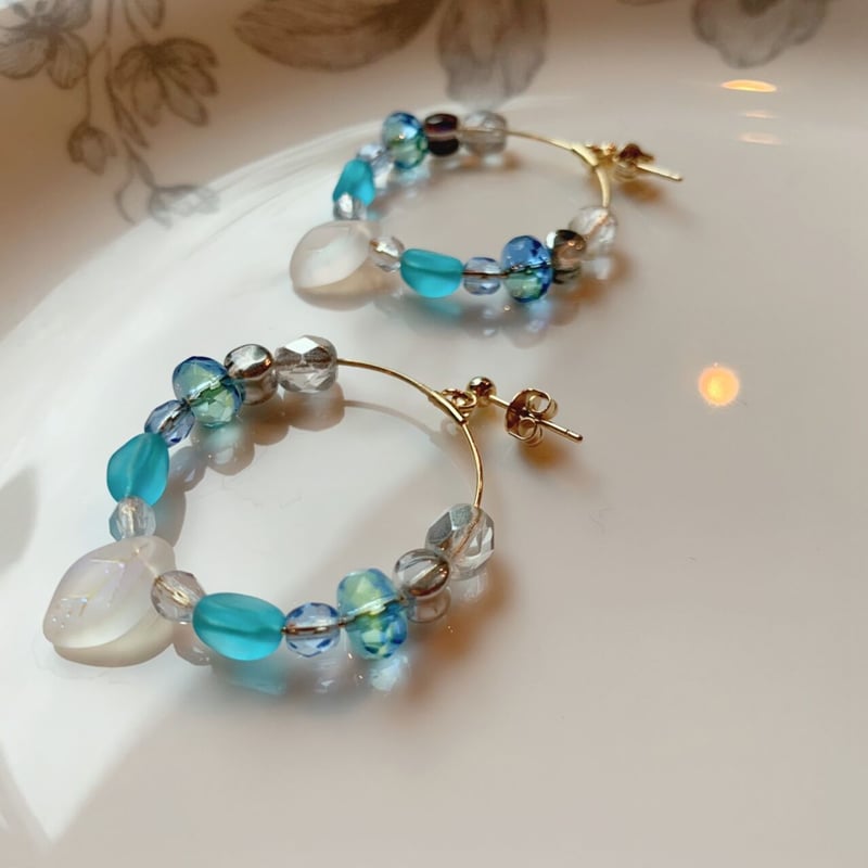 チェコビーズの輪』（ブルー）ワイヤー フープ ピアス / イヤリング