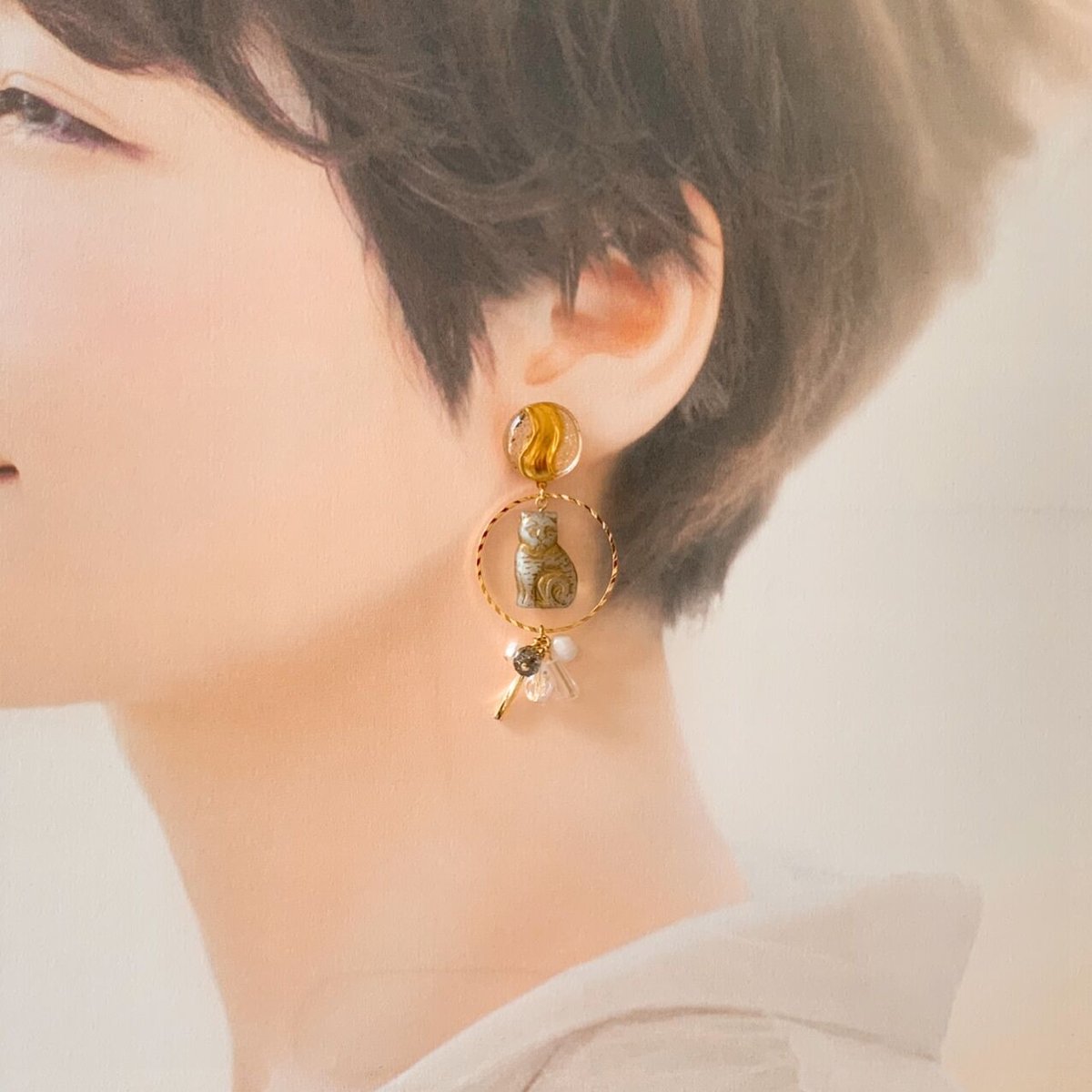 黒猫とヨーヨービーズのアシンメトリーピアス2 猫と魔法の輪』ホワイト（グレー×オパール カラー）チェコビーズ