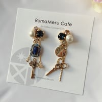 『魔女の鍵と鋏』（ネイビー）2way ピアス/イヤリング