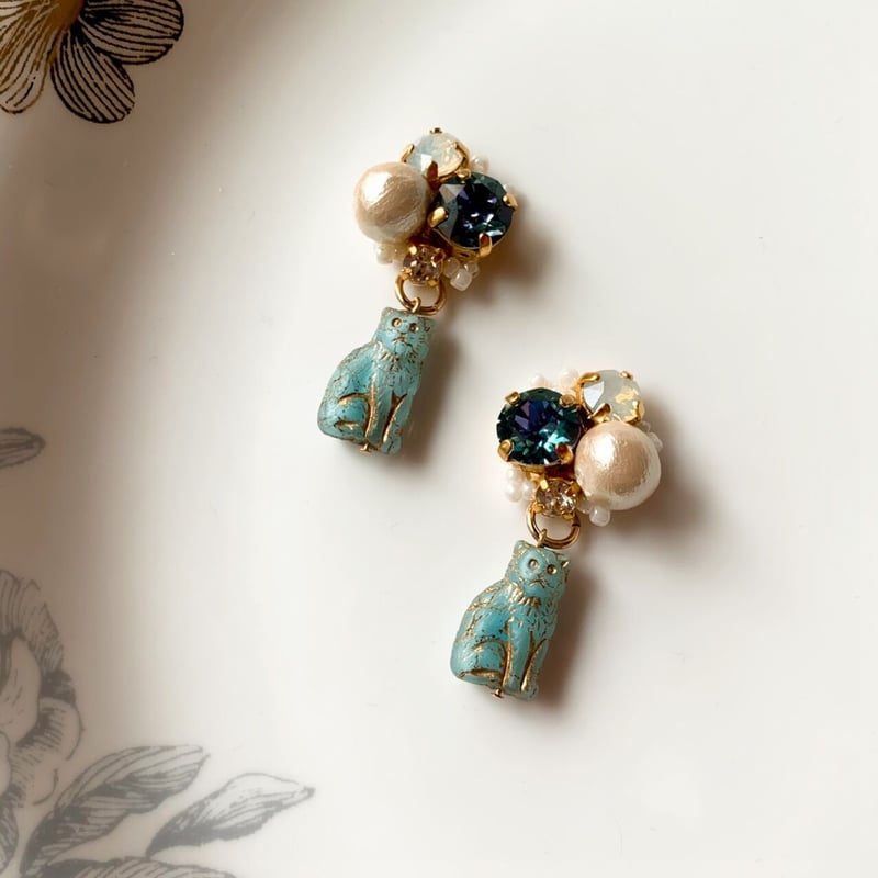 小さな天然石◇グリーンオニキス◇ホワイトシェル猫のピアス 楽天市場