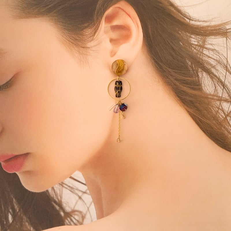 フクロウと魔法の輪』ブルー（ブラック×サファイア）チェコビーズの