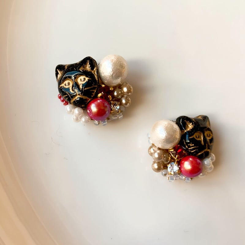 【Unoハンドメイド】リピーター様黒猫様 plump heart(イヤリング) イヤリング オセロキャットアシンメトリーピアス かわいい 猫