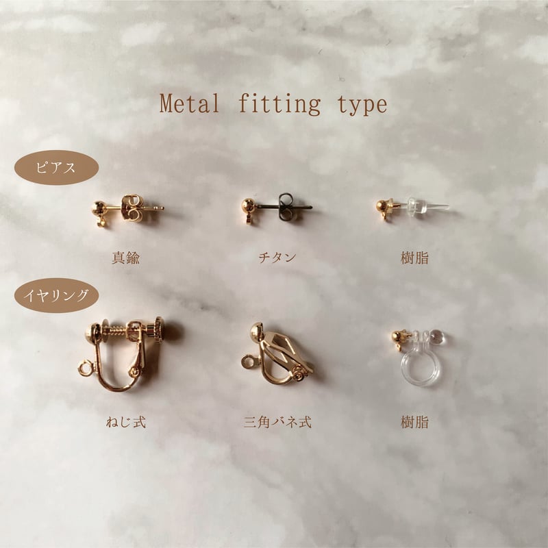 チェコビーズの輪』（グリーン）ワイヤー フープ ピアス / イヤリング