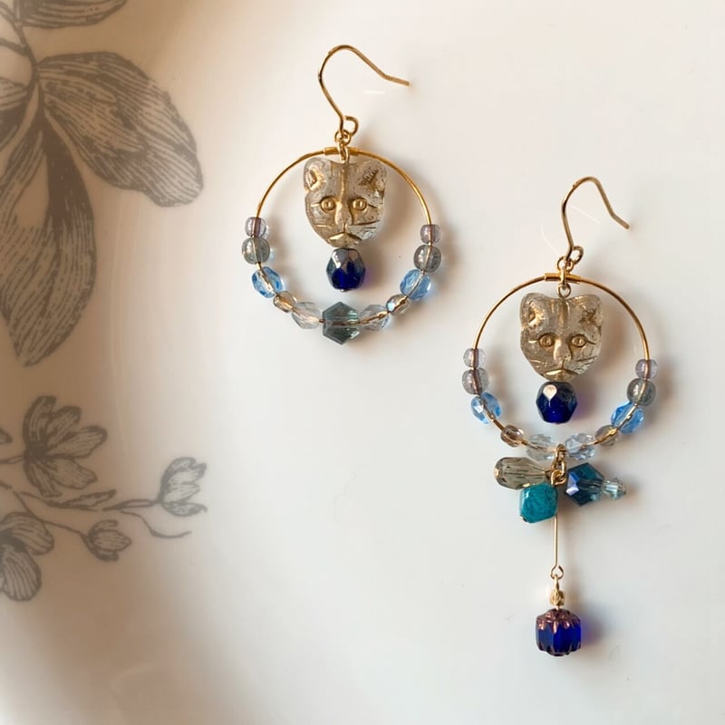 珍しいデニムみたいなソーダライトペアシェイプのアシンメトリーピアスチャーム 猫とシャンデリア』ブルー（サファイア カラー）チェコビーズの