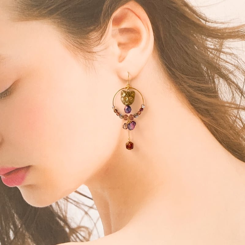 猫とシャンデリア』パープル（アメジスト カラー）チェコビーズの  