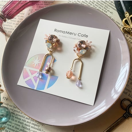 『one of a kind 〜Crystal & Czech beads〜(vintage rose)』クリスタル & チェコビーズ 一点物 アシンメトリー 2way ピアス/イヤリング (ピンク)