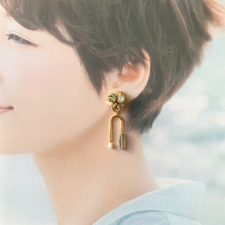『one of a kind 〜Crystal & Czech beads〜 (green)』クリスタル & チェコビーズ 淡水パール 一点物 2way ピアス/イヤリング (グリーン)