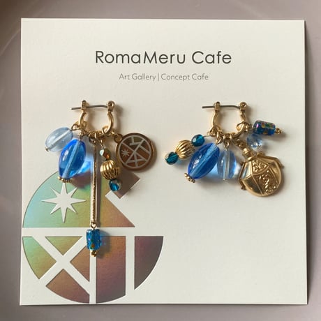 『one of a kind 〜Czech beads〜 (blue)』チェコビーズ 一点物 カスタマイズ チャーム ピアス/イヤリング (ブルー,ライトブルー)