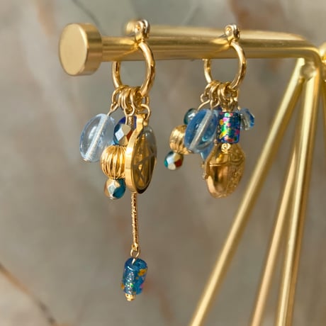 『one of a kind 〜Czech beads〜 (blue)』チェコビーズ 一点物 カスタマイズ チャーム ピアス/イヤリング (ブルー,ライトブルー)