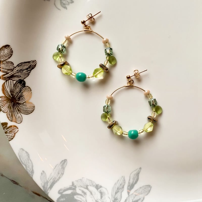 チェコビーズの輪』（グリーン）ワイヤー フープ ピアス / イヤリング