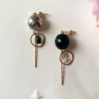 『ミラーボール』（ブラック×シルバー）アシンメトリー ピアス / イヤリング mirrorball-BlackSil-01