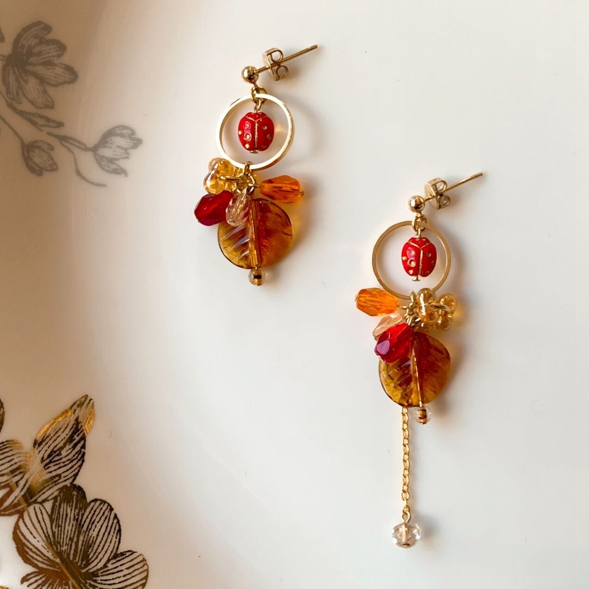 赤いテントウムシと魔法の輪』（レッド×ブラウン）チェコビーズの