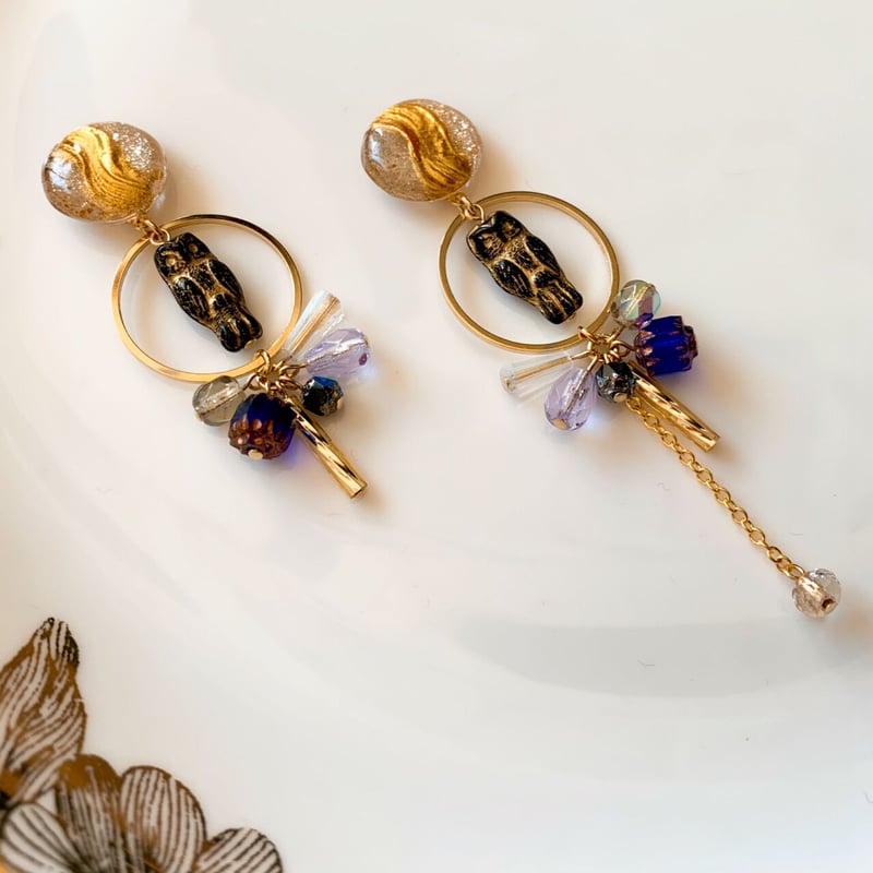 フクロウと魔法の輪』ブルー（ブラック×サファイア）チェコビーズの