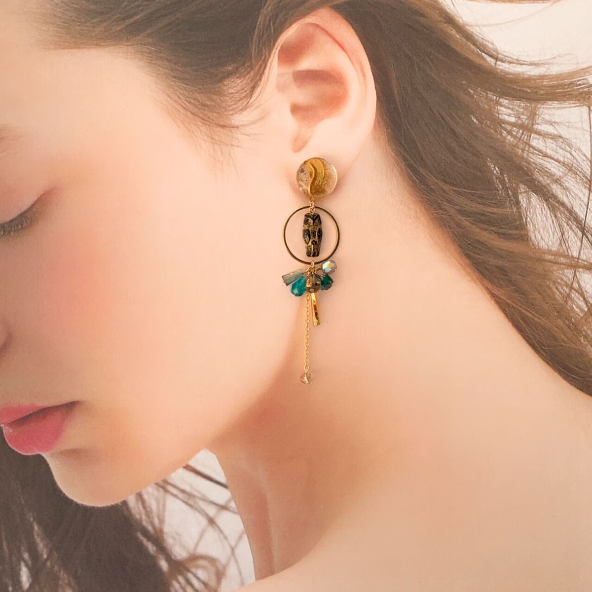 フクロウと魔法の輪』グリーン（ブラック×エメラルド）チェコビーズの