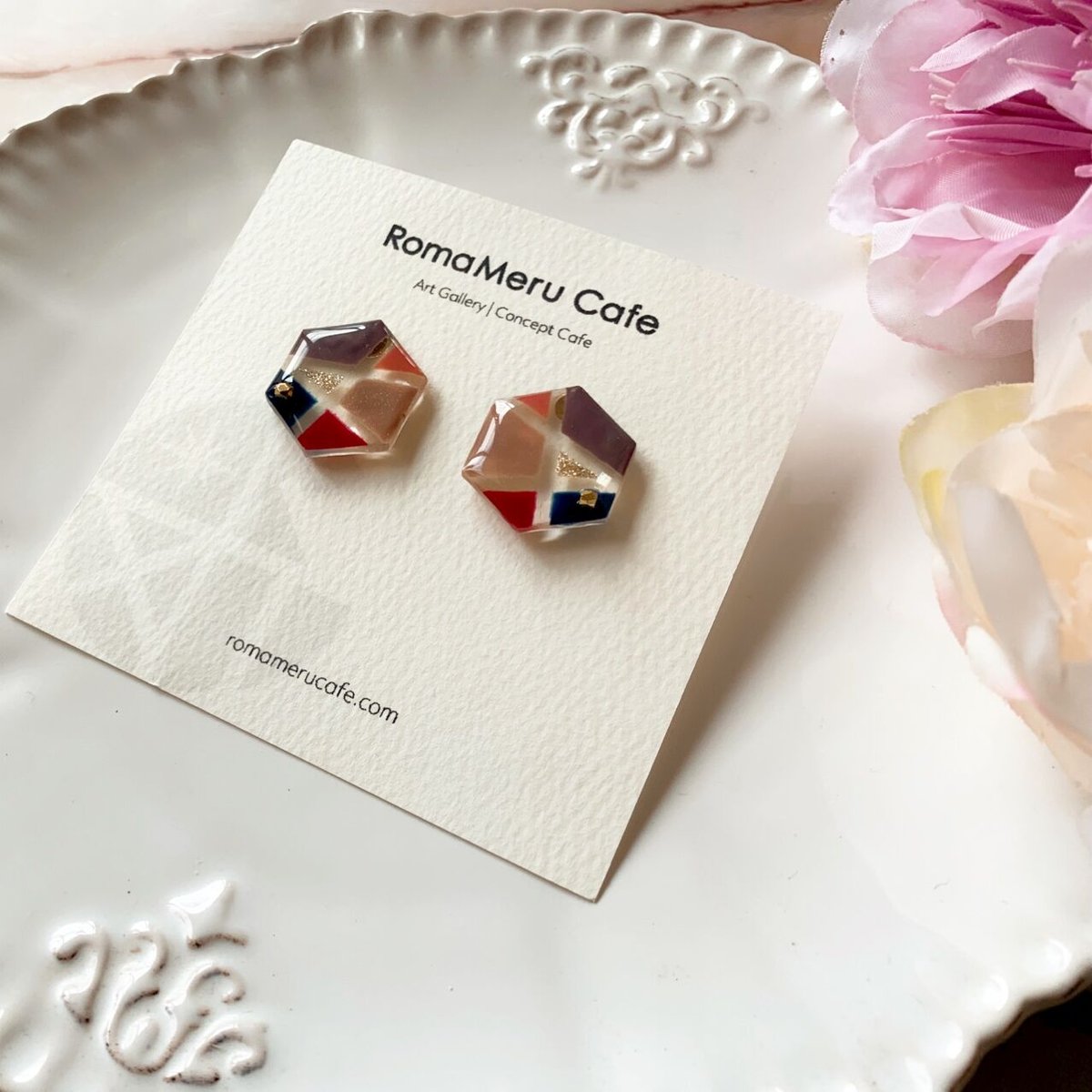 お化粧した六角形』Ⅰ ニュアンスカラーの配色 レジン ピアス