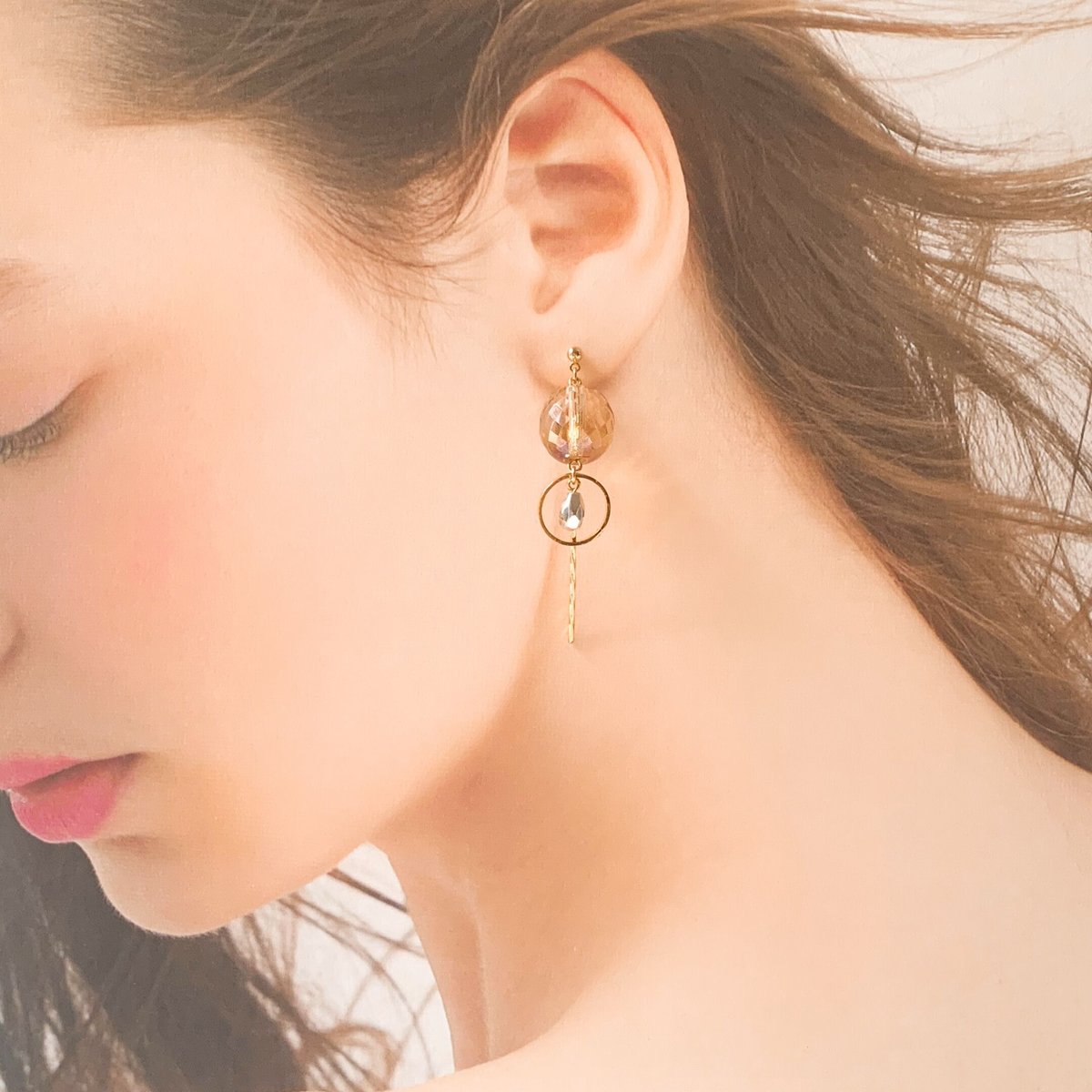 ミラーボール』（ベージュ×シルバー）アシンメトリー ピアス