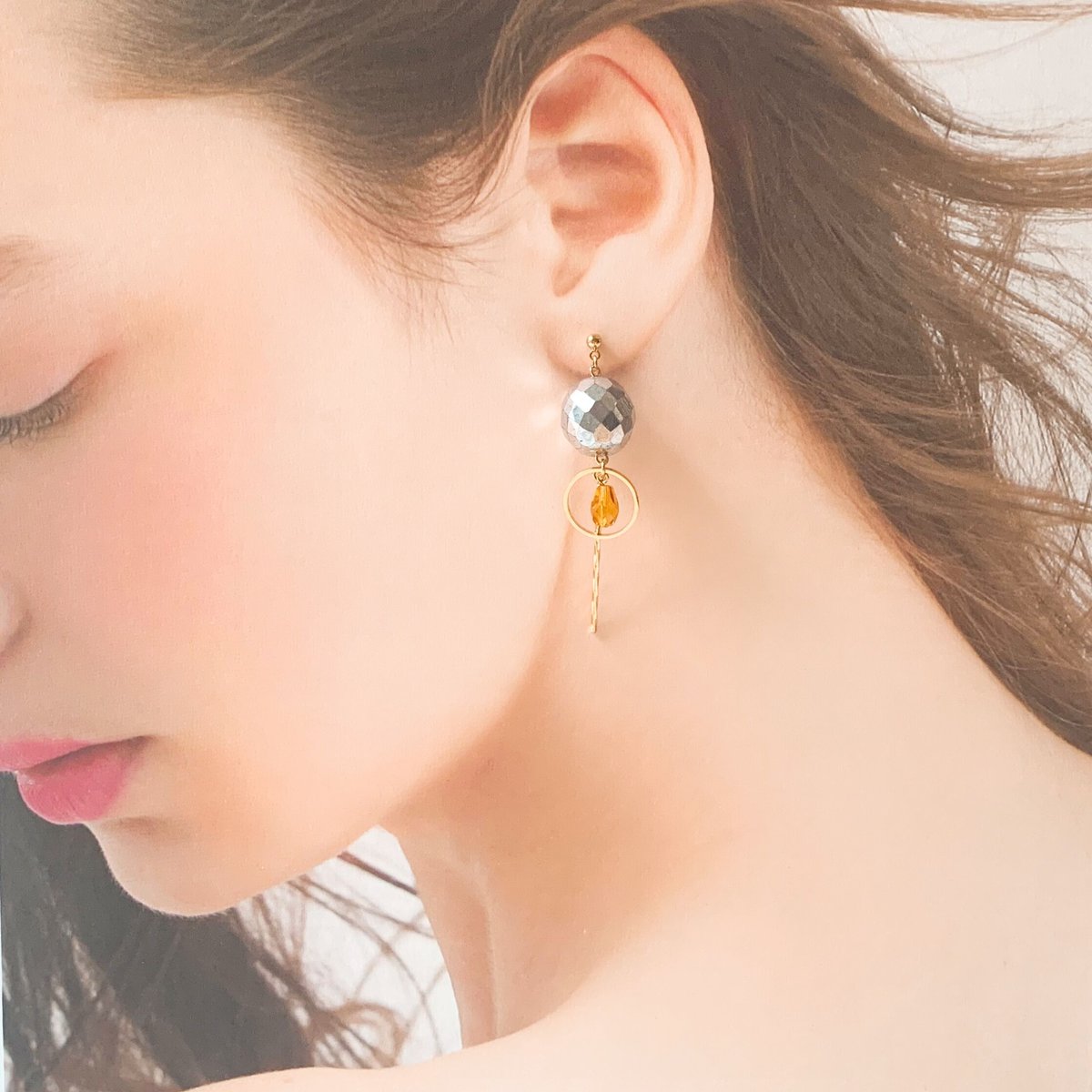 ミラーボール』（ベージュ×シルバー）アシンメトリー ピアス