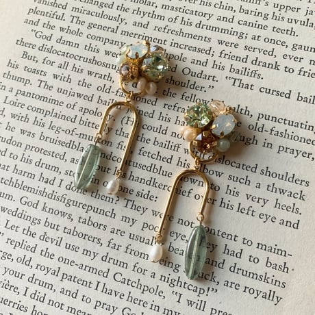 『one of a kind 〜Crystal & Czech beads〜 (green)』クリスタル & チェコビーズ 淡水パール 一点物 2way ピアス/イヤリング (グリーン)