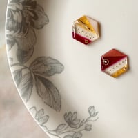 『お化粧した六角形』（レッド）和モダン アシンメトリー ピアス HCam-RED01