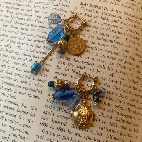 『one of a kind 〜Czech beads〜 (blue)』チェコビーズ 一点物 カスタマイズ チャーム ピアス/イヤリング (ブルー,ライトブルー)