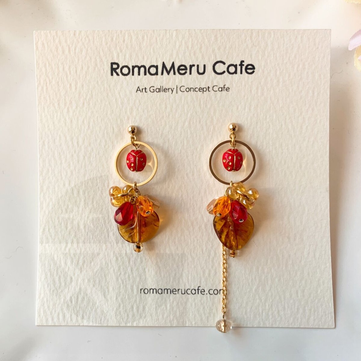 ホワイト＆レッドチェコビーズピアス、イヤリング 877559d785bf9836197bd8b17776fe