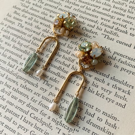 『one of a kind 〜Crystal & Czech beads〜 (green)』クリスタル & チェコビーズ 淡水パール 一点物 2way ピアス/イヤリング (グリーン)