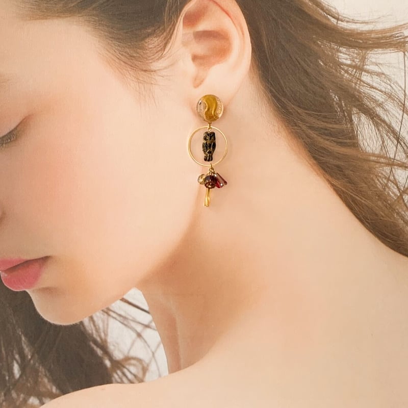 フクロウと魔法の輪』レッド（ブラック×ルビー）チェコビーズの