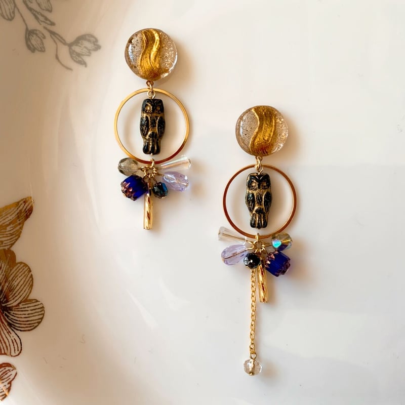 フクロウと魔法の輪』ブルー（ブラック×サファイア）チェコビーズの