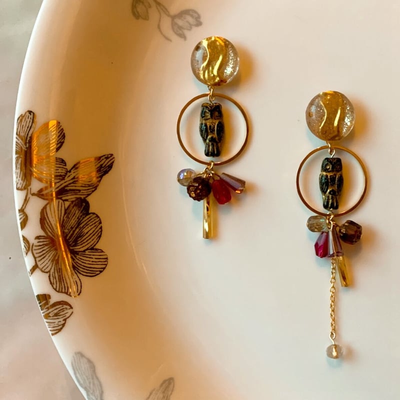 フクロウと魔法の輪』レッド（ブラック×ルビー）チェコビーズの