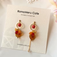 『赤いテントウムシと魔法の輪』（レッド×ブラウン）チェコビーズのアシンメトリー ピアス/イヤリング Lady bug-red01
