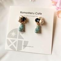 『猫と宝石』ミントグリーン（パープル グリーン×ミント グリーン）コットンパールとスワロフスキーとチェコビーズの2wey ピアス/イヤリング