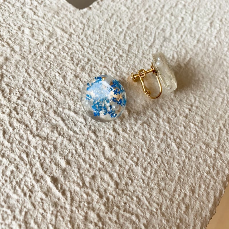 丸い水中花』（ブルー×ホワイト）レジン アシンメトリー ピアス