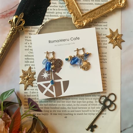 『one of a kind 〜Czech beads〜 (blue)』チェコビーズ 一点物 カスタマイズ チャーム ピアス/イヤリング (ブルー,ライトブルー)