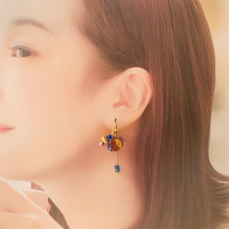 『one of a kind 〜Czech beads〜 (blue)』チェコビーズ 一点物 カスタマイズ チャーム ピアス/イヤリング (ブルー,ライトブルー)