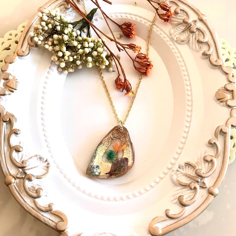 【N.621】ハンドメイドネックレス　オルゴナイト 猫　ガーネット　かすみ草 秋元彩花】ハンドメイドネックレス・「猫肉球ハート」柄・緋銅製・真鍮