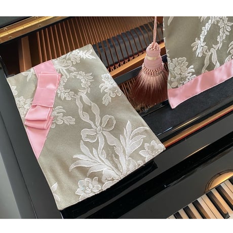【Couture MiMi 】ピアノ　譜面台マット（グレー×ピンク）グランドピアノ　マット　プレゼント　大人可愛い　リボン　ブーケ柄　プリンセス　ヨーロッパ　高級インテリア　可愛い　上品