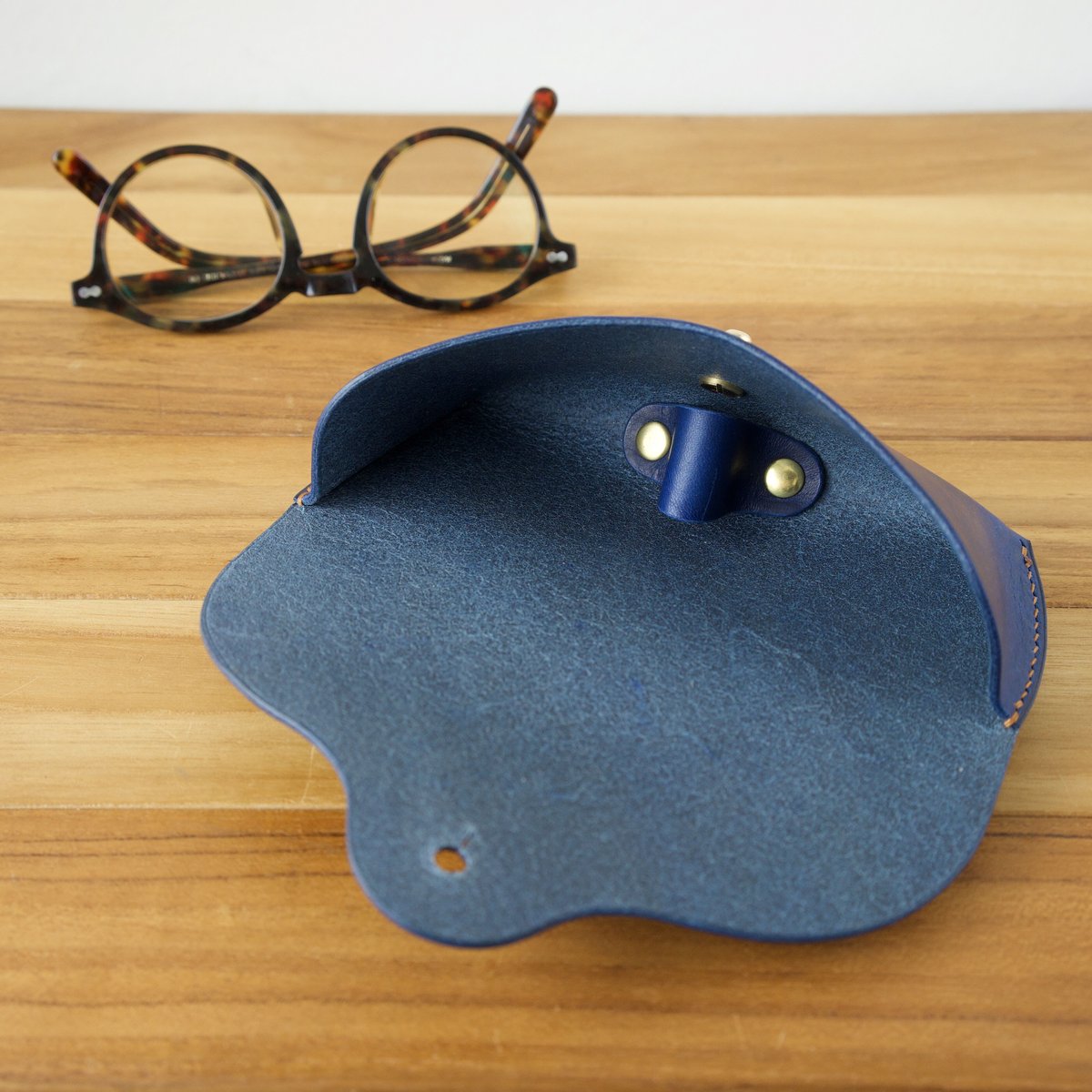 大人の革メガネケース（青） | koubou_datto 