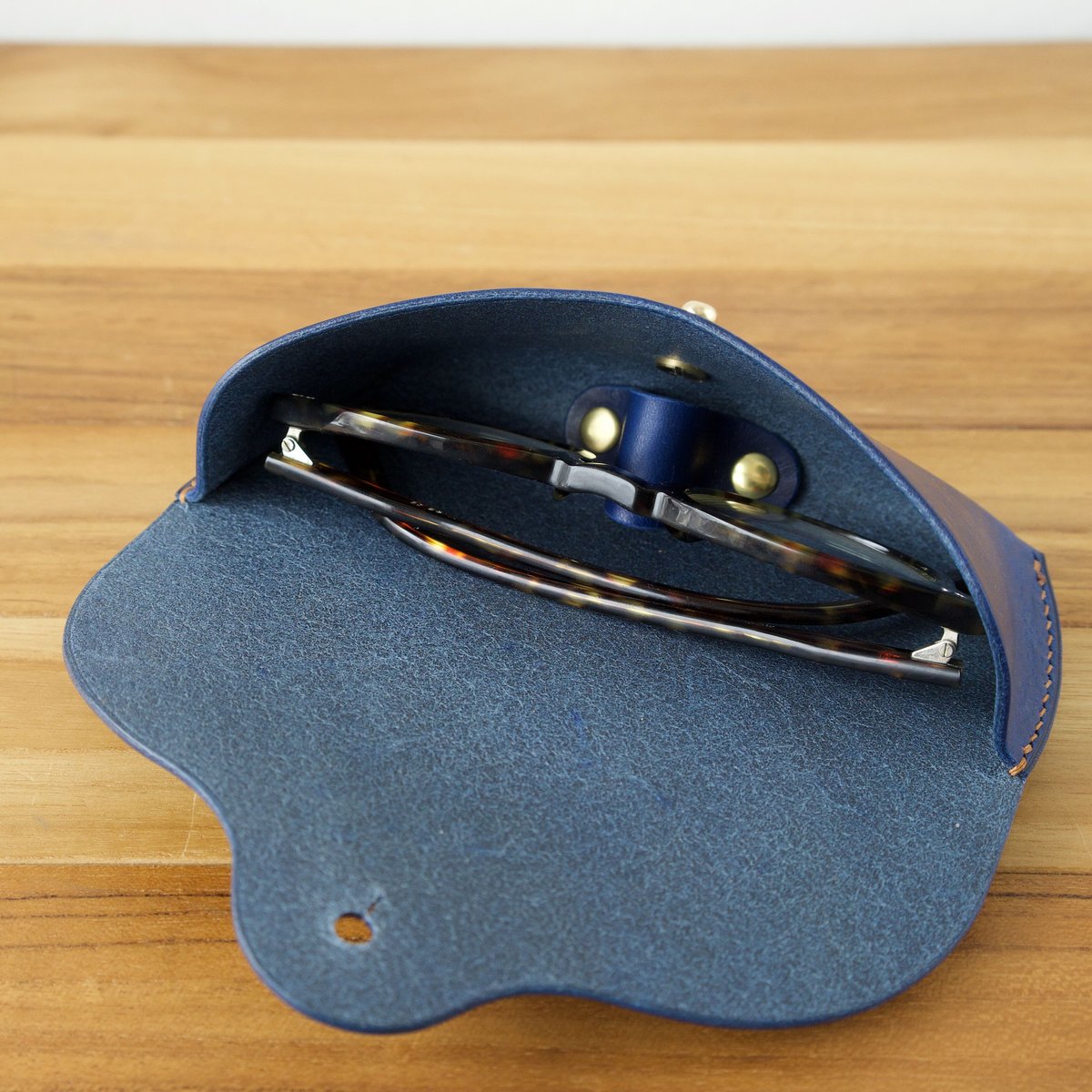 大人の革メガネケース（青） | koubou_datto 