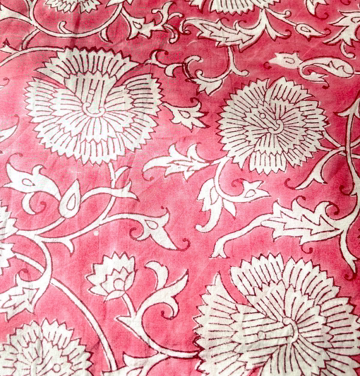 インド綿】ブロックプリント生地 鮮やかなピンク地にシンプルな色遣い