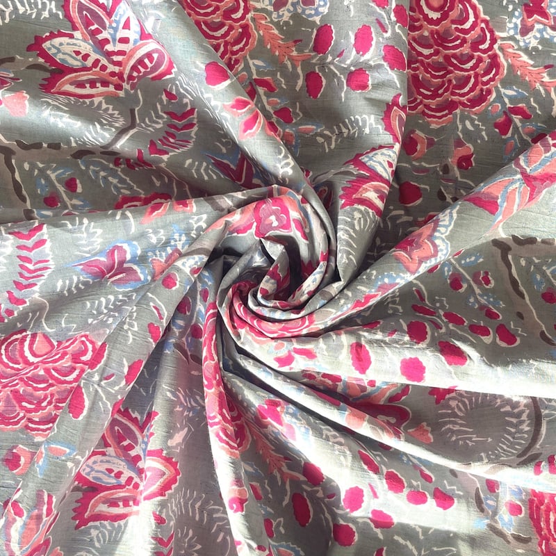 灰色の地に、くすんだピンクやえんじで花模様を織り込んだ、インド西部、縦緯絣の古布 灰色の地に、くすんだピンクやえんじで花模様を織り込んだ、インド