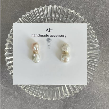 小ぶりゴールドラインピアス