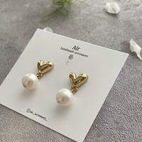 小ぶりハートの淡水パールピアス