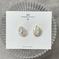小ぶり淡水パールのニュアンスピアス