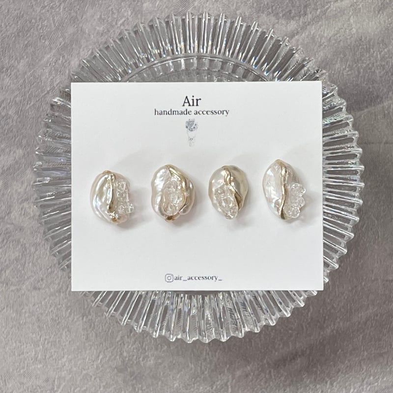 小ぶり淡水パールのニュアンスピアス | Air handmade accessory