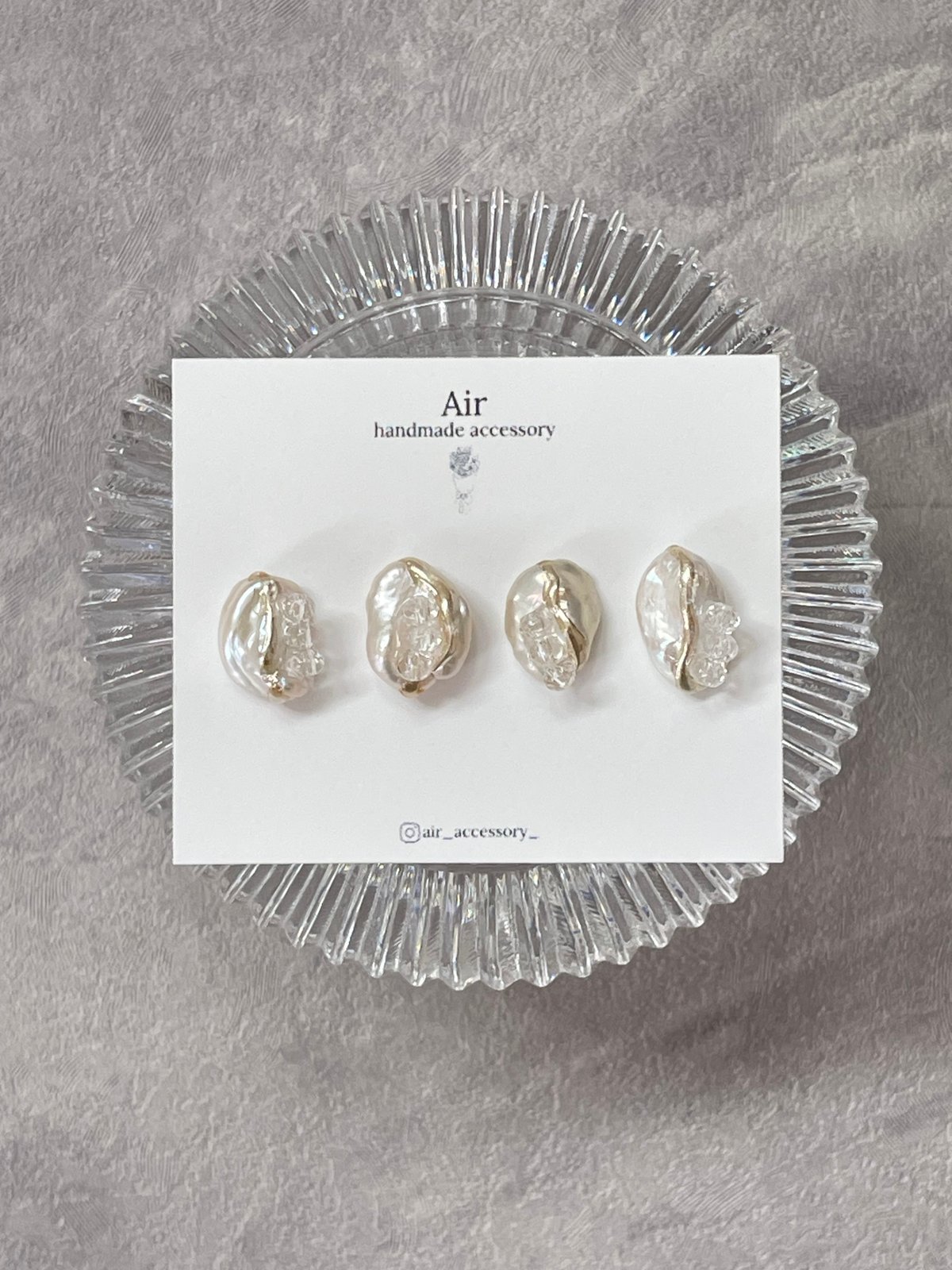 小ぶり淡水パールのニュアンスピアス | Air handmade accessory