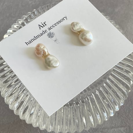 小ぶりゴールドラインピアス